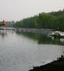 黃水河兩岸生機(jī)盎然，綠意蔥蘢，走在兩岸曲徑通幽的小路上，暗香來襲，沁人心脾，成為西寧市的一處天然氧吧。